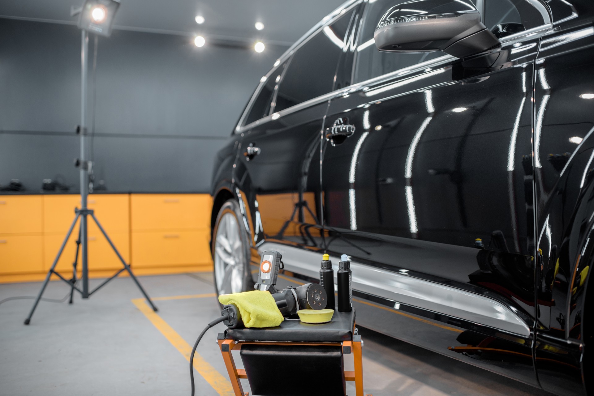 Equipment for automotive body polishing